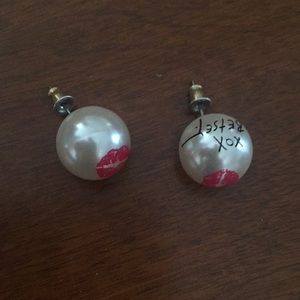 Betsy Johnson kiss pearl stud earring